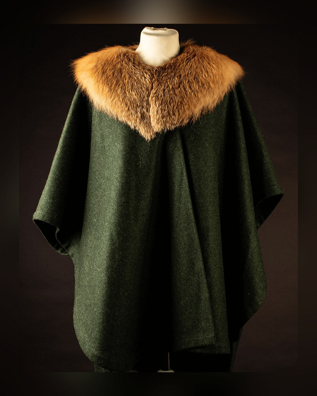Lodenponcho Artemis in Grün mit Rotfuchskragen