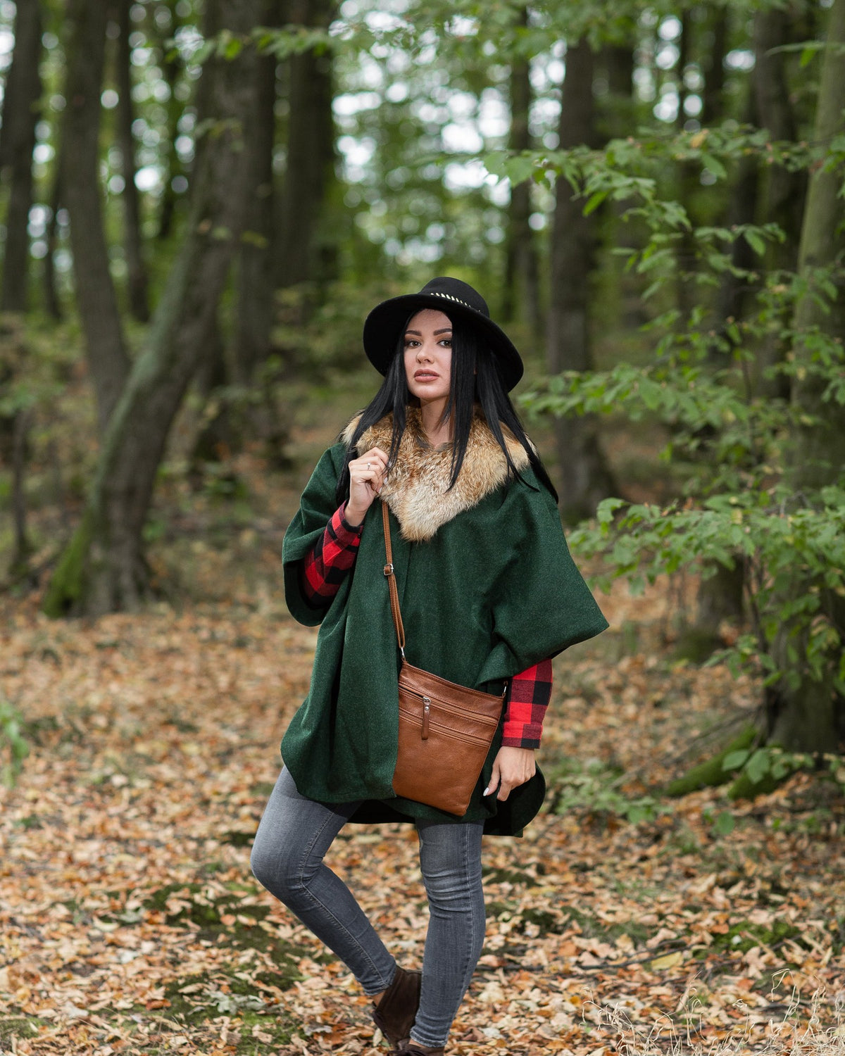 Frau im Herbstwald trägt den grünen Lodenponcho Artemis