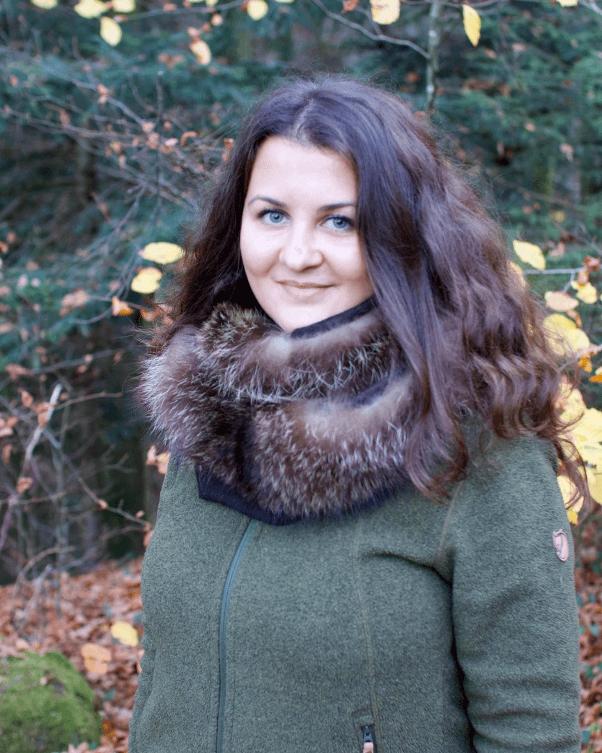 Frau im winterlichen Wald mit Waschbär-Loop