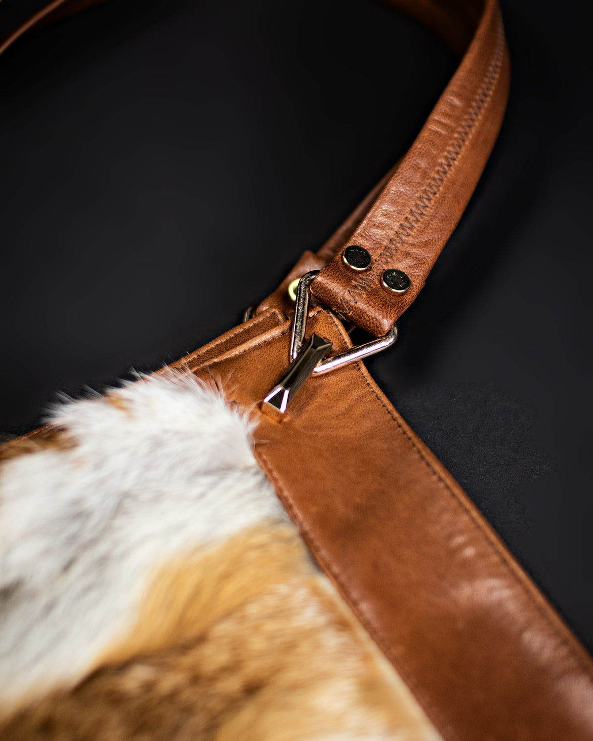 Lederhenkel der Fähe mit Karabiner-Detail und Nieten