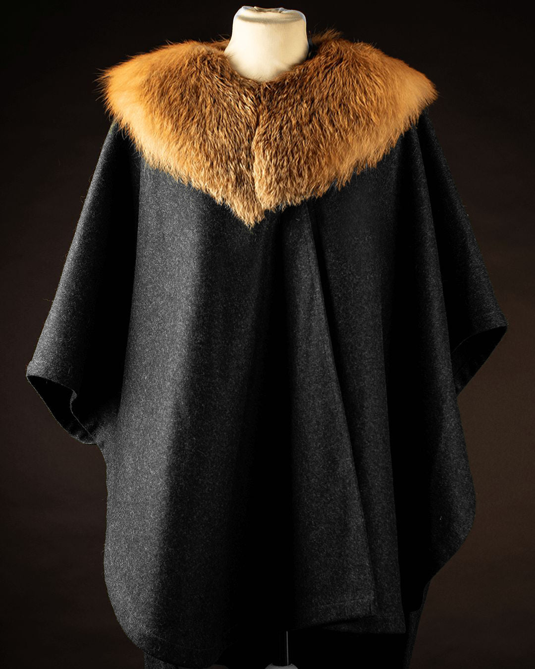Lodenponcho/Cape "Artemis" mit abnehmbaren Rotfuchskragen
