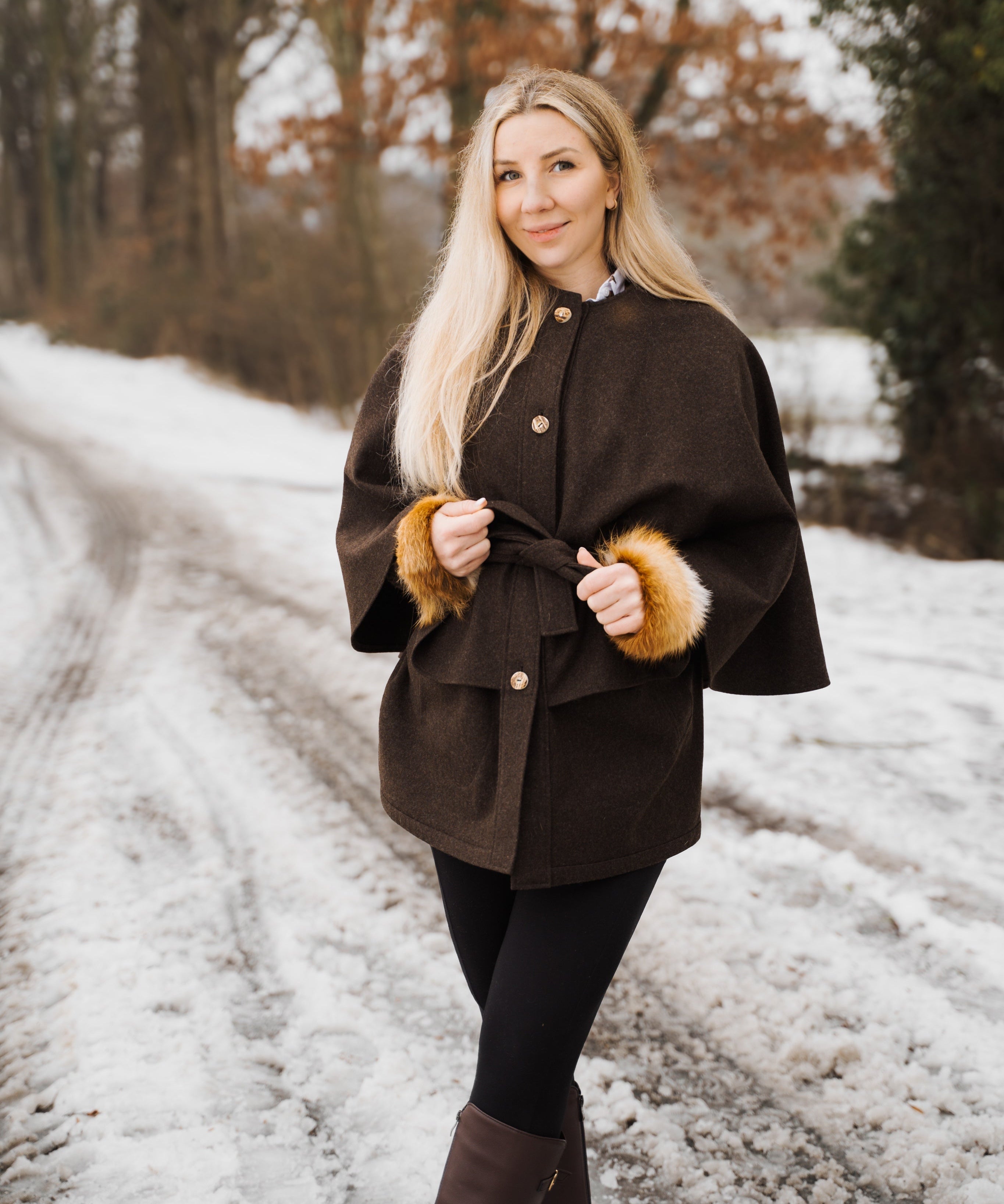 Cape „Diana“ – Lodenpelerine (mit abnehmbarem Fellschal)