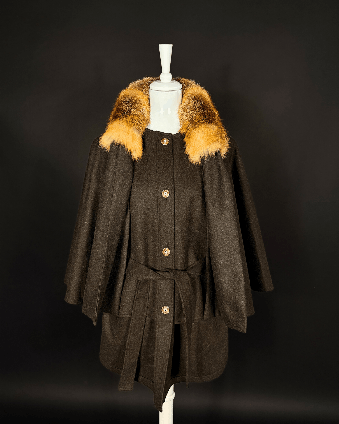 Cape „Diana“ – Lodenpelerine (mit abnehmbarem Fellschal)