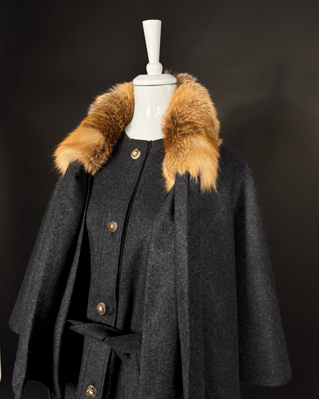Cape „Diana“ – Lodenpelerine (mit abnehmbarem Fellschal)