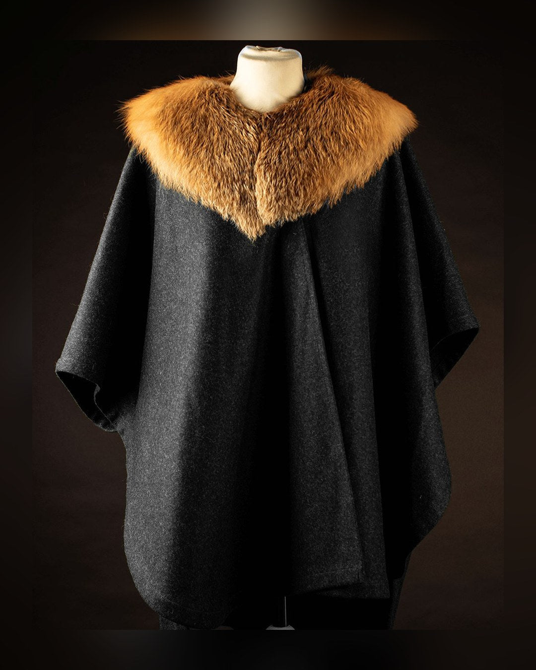 Lodenponcho Artemis in Anthrazit mit Rotfuchskragen