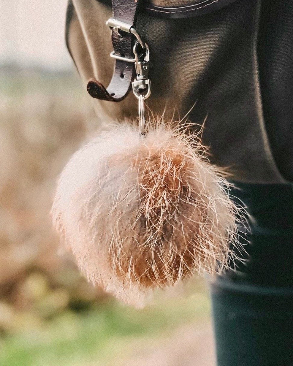 Rotfuchs-Bommel als Taschenanhänger an einer Handtasche