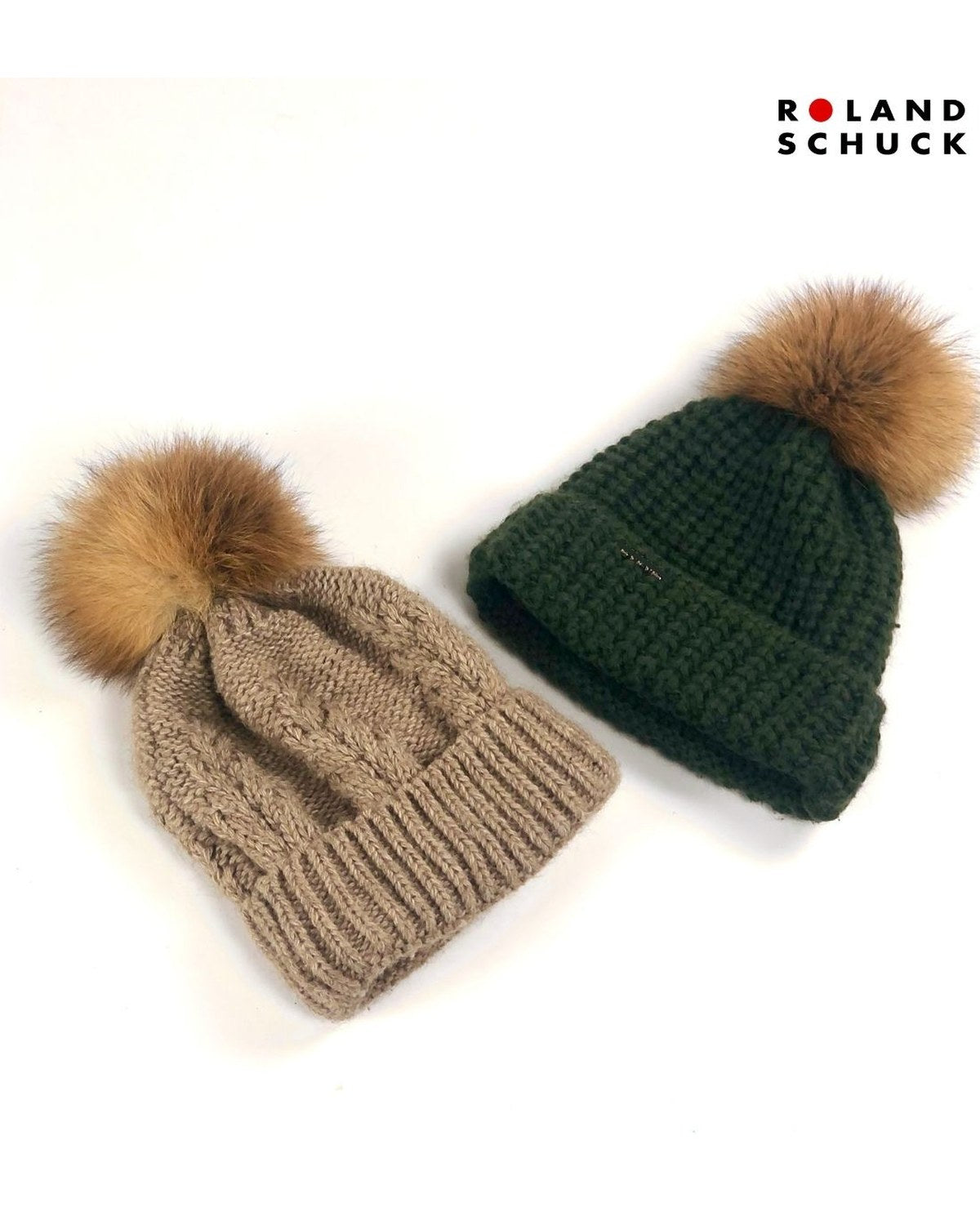 Zwei Strickmützen mit aufgesetztem Rotfuchs-Bommel
