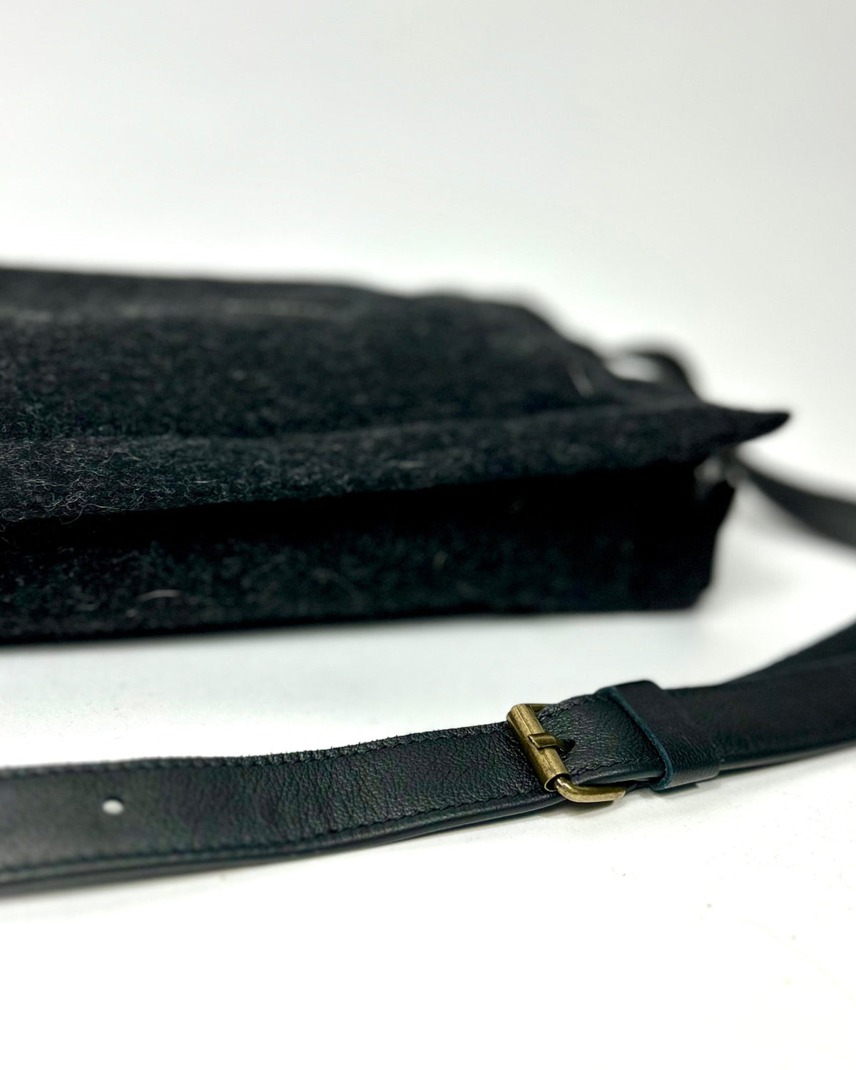 Detailaufnahme des Trageriemens mit Messingschnalle
