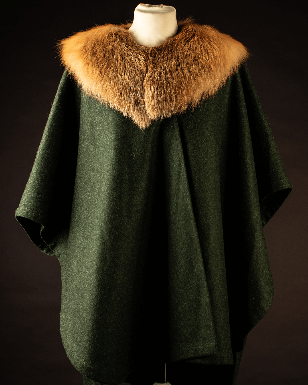 Lodenponcho/Cape "Artemis" mit abnehmbaren Rotfuchskragen